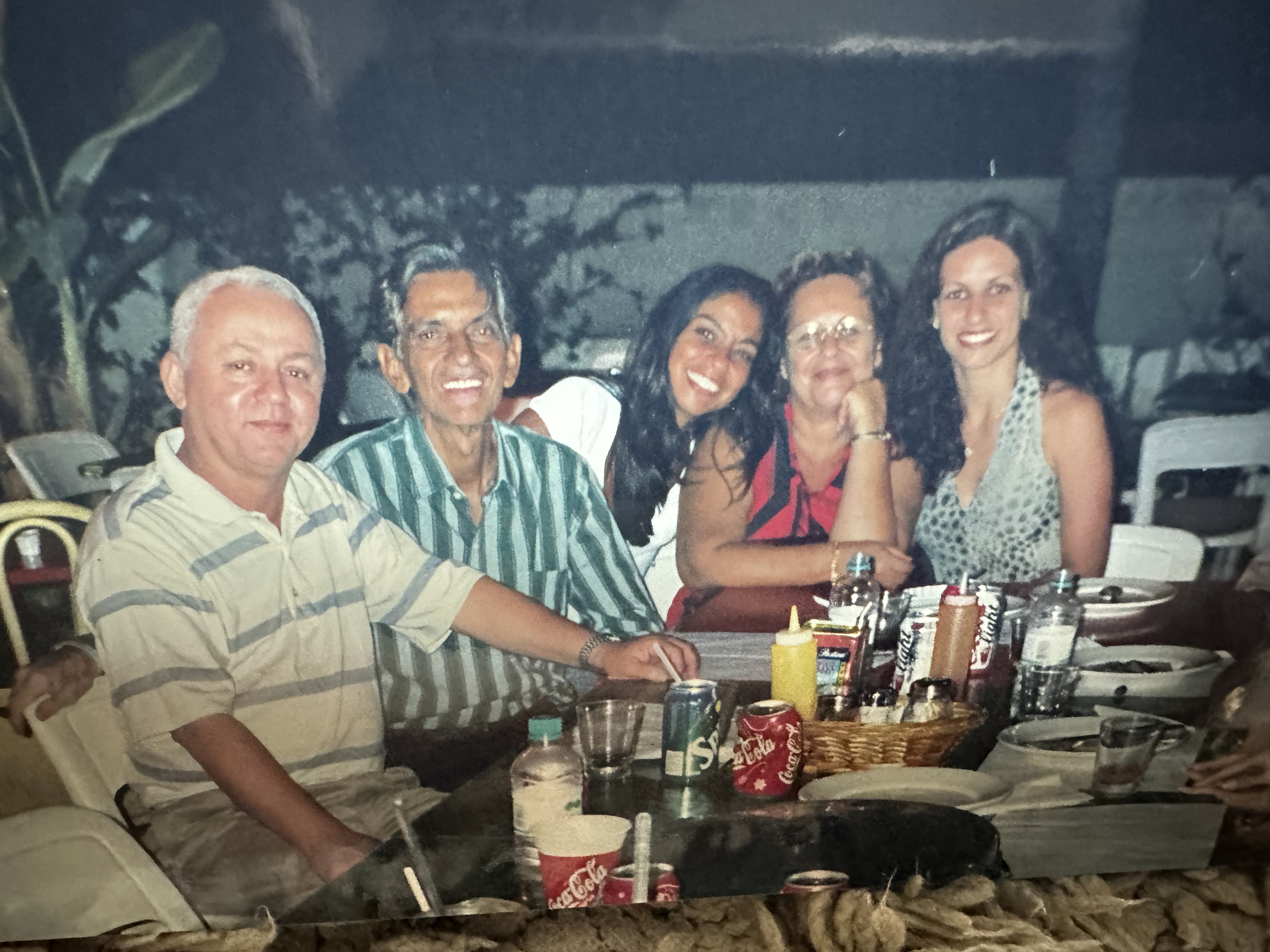 Cláudio, Moelze, Tiça, Auxiliadora e Kaléria na pizzaria em Maceió